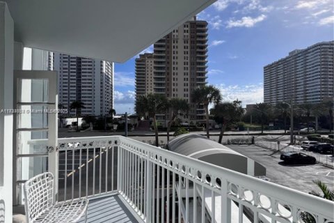 Condo in Hallandale Beach, Florida, 2 bedrooms  № 1814926 - photo 16