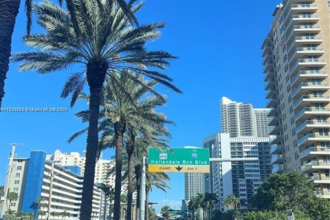 Condo in Hallandale Beach, Florida, 2 bedrooms  № 1814926 - photo 24