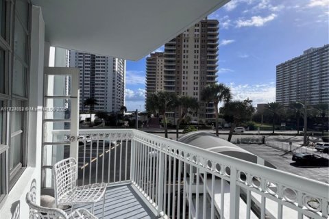 Condo in Hallandale Beach, Florida, 2 bedrooms  № 1814926 - photo 20