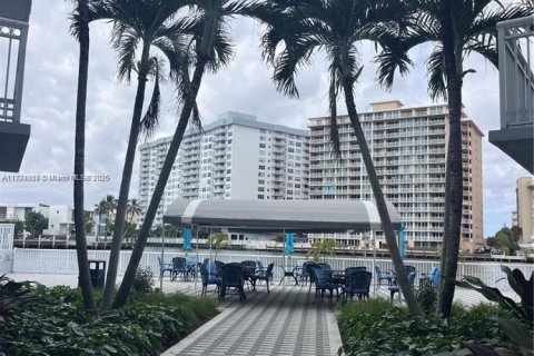 Condo in Hallandale Beach, Florida, 2 bedrooms  № 1814926 - photo 3