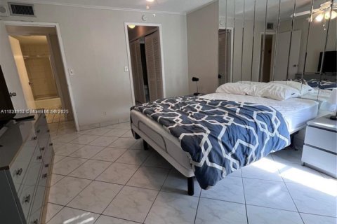 Condo in Hallandale Beach, Florida, 2 bedrooms  № 1814926 - photo 14