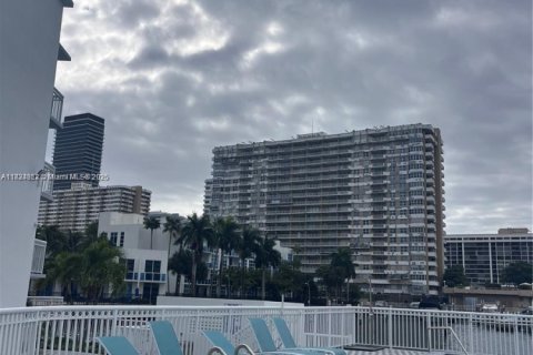 Condo in Hallandale Beach, Florida, 2 bedrooms  № 1814926 - photo 1