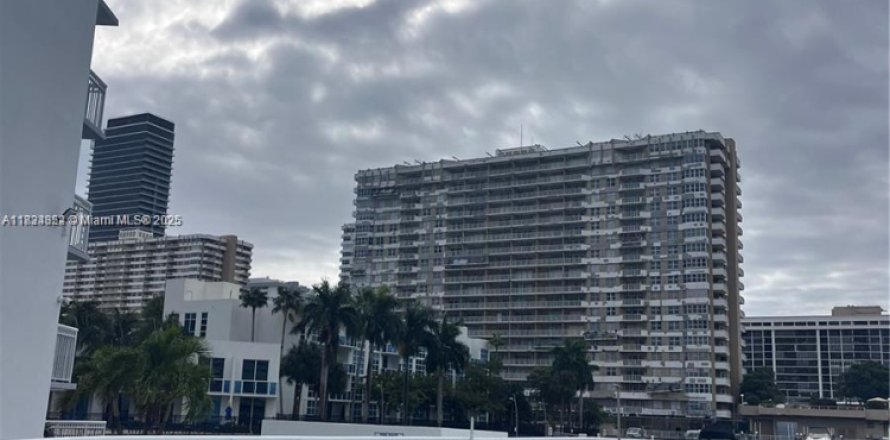 Condo in Hallandale Beach, Florida, 2 bedrooms № 1814926