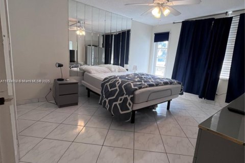 Condo in Hallandale Beach, Florida, 2 bedrooms  № 1814926 - photo 13