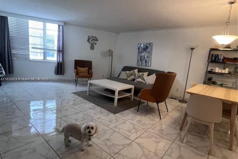 Condo in Hallandale Beach, Florida, 2 bedrooms  № 1814926 - photo 7