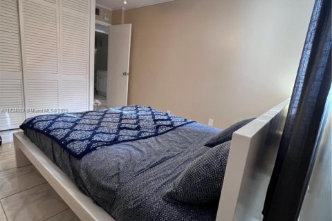 Condo in Hallandale Beach, Florida, 2 bedrooms  № 1814926 - photo 19