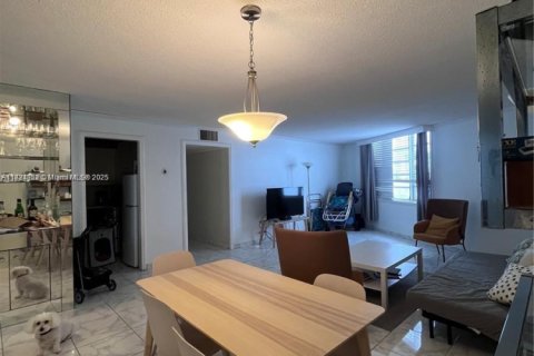 Condo in Hallandale Beach, Florida, 2 bedrooms  № 1814926 - photo 4