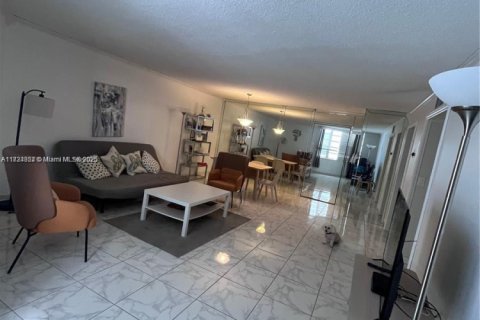 Condo in Hallandale Beach, Florida, 2 bedrooms  № 1814926 - photo 8