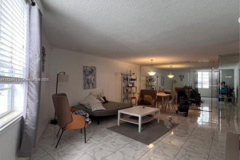 Condo in Hallandale Beach, Florida, 2 bedrooms  № 1814926 - photo 10