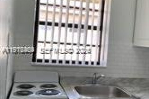 House in Hialeah, Florida 1 bedroom, 425.59 sq.m. № 2042088 - photo 3