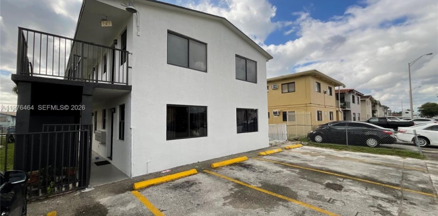 House in Hialeah, Florida 1 bedroom, 425.59 sq.m. № 2042088
