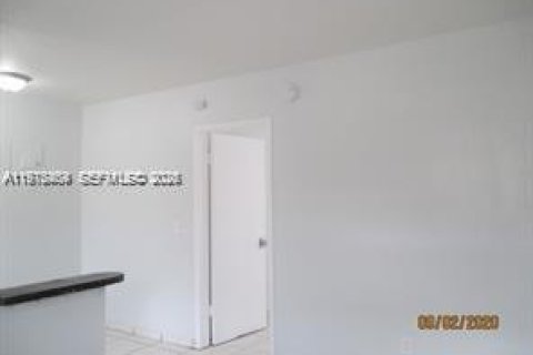 House in Hialeah, Florida 1 bedroom, 425.59 sq.m. № 2042088 - photo 5