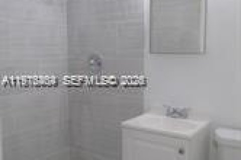 House in Hialeah, Florida 1 bedroom, 425.59 sq.m. № 2042088 - photo 2