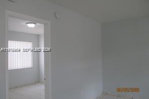 House in Hialeah, Florida 1 bedroom, 425.59 sq.m. № 2042088 - photo 4