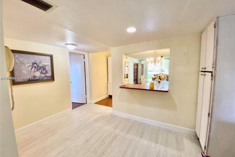 Снять в аренду кондоминиум в Пемброк-Пайнс, Флорида 2 спальни, 108.7м2, № 1977755 - фото 27