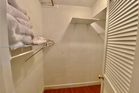 Снять в аренду кондоминиум в Пемброк-Пайнс, Флорида 2 спальни, 108.7м2, № 1977755 - фото 8