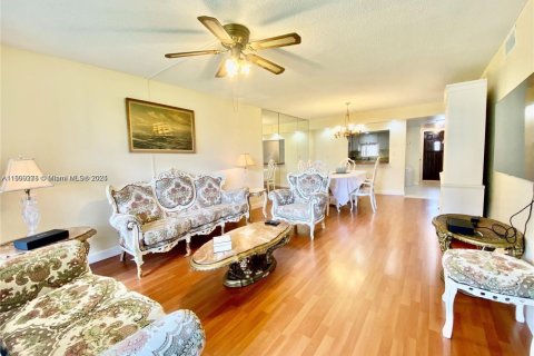 Снять в аренду кондоминиум в Пемброк-Пайнс, Флорида 2 спальни, 108.7м2, № 1977755 - фото 3