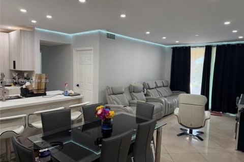 Condominio en venta en Miramar, Florida, 3 dormitorios, 110.74 m2 № 2018621 - foto 2