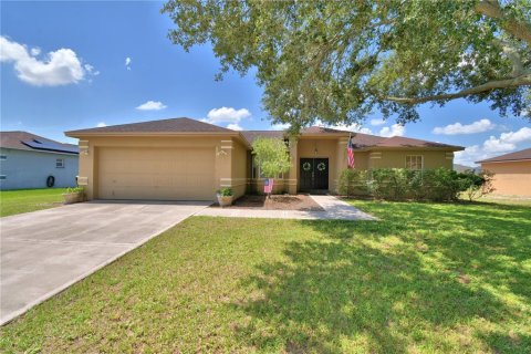 House in Auburndale, Florida 3 bedrooms, 131.64 sq.m. № 1854399 - photo 1