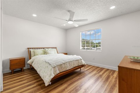 Condo in Pinellas Park, Florida, 2 bedrooms  № 1912879 - photo 14