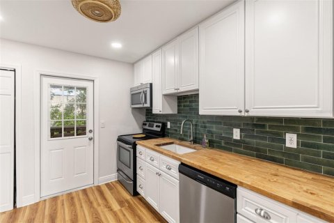 Condo in Pinellas Park, Florida, 2 bedrooms  № 1912879 - photo 9