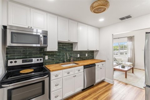 Condo in Pinellas Park, Florida, 2 bedrooms  № 1912879 - photo 11