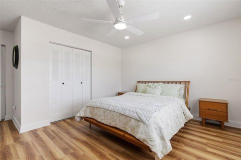 Condo in Pinellas Park, Florida, 2 bedrooms  № 1912879 - photo 15