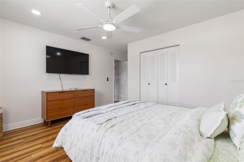 Condo in Pinellas Park, Florida, 2 bedrooms  № 1912879 - photo 16