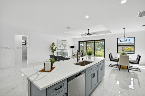 House in Lehigh Acres, Florida 3 bedrooms, 186.92 sq.m. № 2185114 - photo 7
