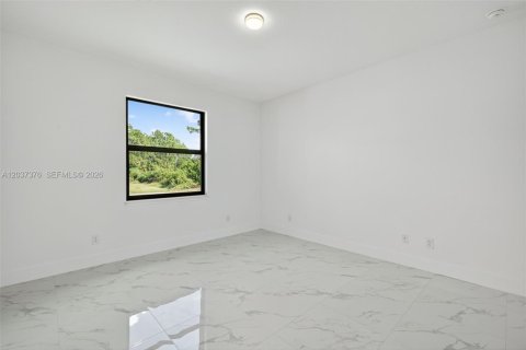 House in Lehigh Acres, Florida 3 bedrooms, 186.92 sq.m. № 2185114 - photo 10