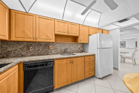 Condo in Palm Beach, Florida, 2 bedrooms  № 2253134 - photo 11