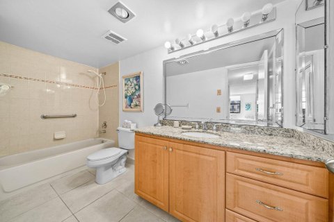 Condo in Palm Beach, Florida, 2 bedrooms  № 2253134 - photo 15