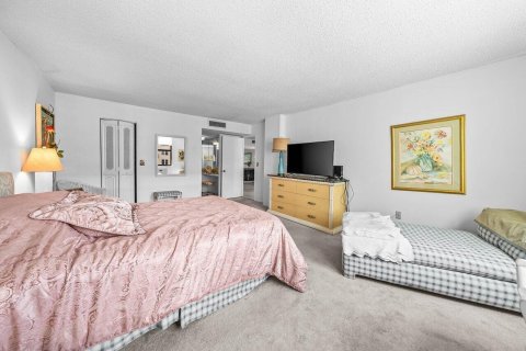 Condo in Palm Beach, Florida, 2 bedrooms  № 2253134 - photo 13