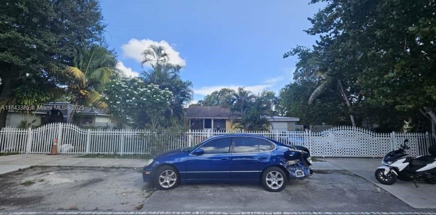 House in Opa-locka, Florida 2 bedrooms, 230.49 sq.m. № 1836380