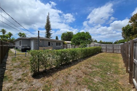 Commercial property in North Miami Beach, Florida 153.85 sq.m. № 1889111 - photo 16