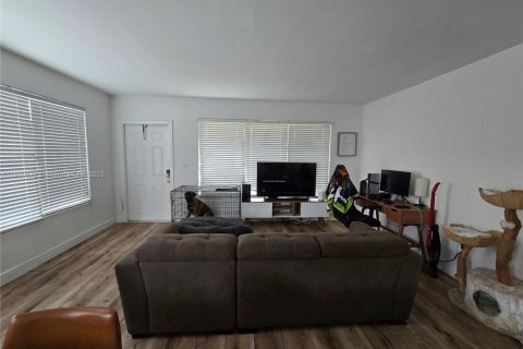 Commercial property in North Miami Beach, Florida 153.85 sq.m. № 1889111 - photo 4