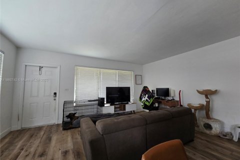 Commercial property in North Miami Beach, Florida 153.85 sq.m. № 1889111 - photo 5