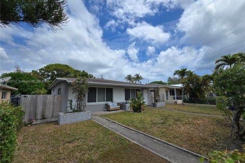 Commercial property in North Miami Beach, Florida 153.85 sq.m. № 1889111 - photo 1