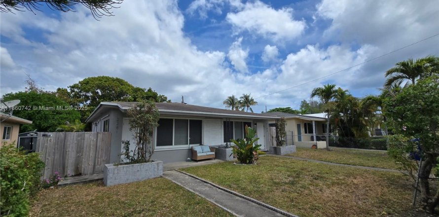 Commercial property in North Miami Beach, Florida 153.85 sq.m. № 1889111