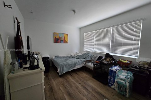 Commercial property in North Miami Beach, Florida 153.85 sq.m. № 1889111 - photo 11