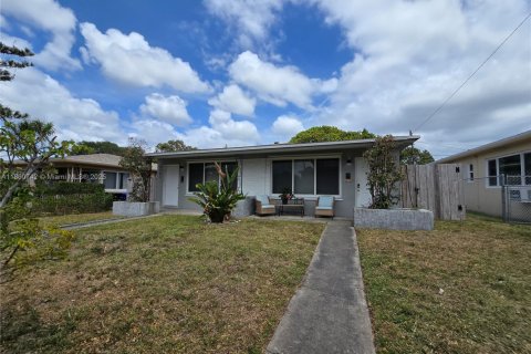 Commercial property in North Miami Beach, Florida 153.85 sq.m. № 1889111 - photo 2