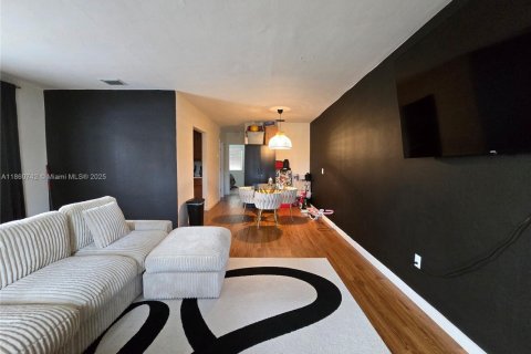 Commercial property in North Miami Beach, Florida 153.85 sq.m. № 1889111 - photo 22