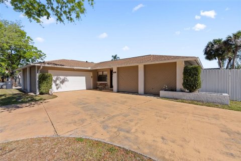 House in Tampa, Florida 3 bedrooms, 164.9 sq.m. № 1589980 - photo 2