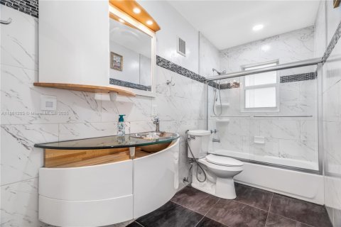 House in Miami Gardens, Florida 4 bedrooms, 155.33 sq.m. № 1961031 - photo 12