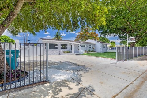 House in Miami Gardens, Florida 4 bedrooms, 155.33 sq.m. № 1961031 - photo 4