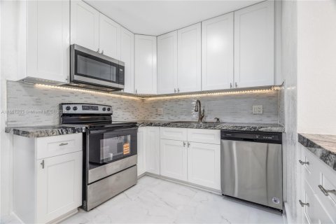 House in Miami Gardens, Florida 4 bedrooms, 155.33 sq.m. № 1961031 - photo 8