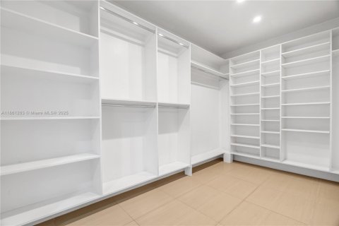 House in Miami Gardens, Florida 4 bedrooms, 155.33 sq.m. № 1961031 - photo 23