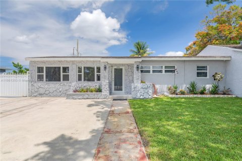 House in Miami Gardens, Florida 4 bedrooms, 155.33 sq.m. № 1961031