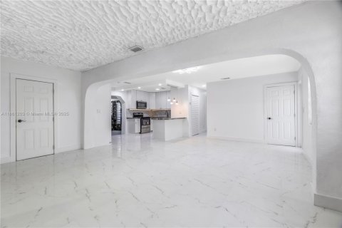 House in Miami Gardens, Florida 4 bedrooms, 155.33 sq.m. № 1961031 - photo 6