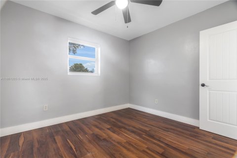 House in Miami Gardens, Florida 4 bedrooms, 155.33 sq.m. № 1961031 - photo 16